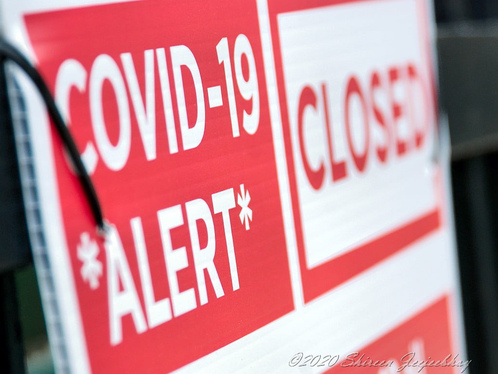 COVID-19 Alert sign, saying CLOSED. In red and white lettering and background.